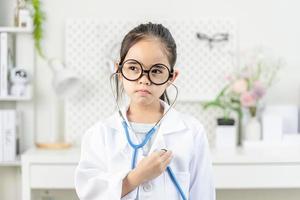 inteligente médico pequeno menina foto