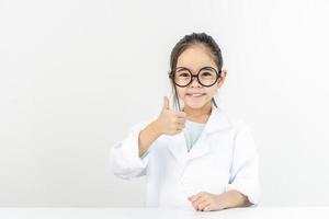 inteligente médico pequeno menina com branco médico casaco foto