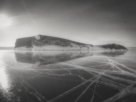 panorama do montanha às pôr do sol com natural quebra gelo dentro congeladas água em lago Baikal, Sibéria, Rússia. foto