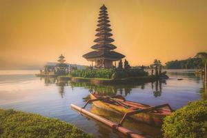 pura Ulun danu bratan, hindu têmpora com barco em bratan lago panorama às nascer do sol dentro Bali, Indonésia. foto