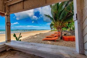 mar Visão a partir de de praia Barra com cadeira de praia às verão dia foto