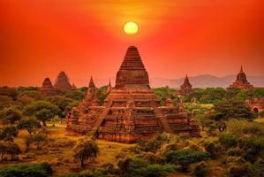 panorama imagem do antigo pagode às pôr do sol dentro Bagan, myanmar. foto