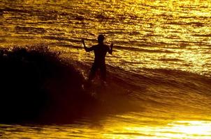 kitesurfer às pôr do sol foto