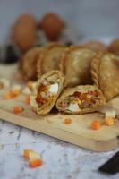 uma fechar acima do pastel bolo que é uma tradicional indonésio Comida. preenchidas com frango, vegetais, ou fervido ovos e servido com molho ou Pimenta. indonésio tradicional Comida foto conceito.