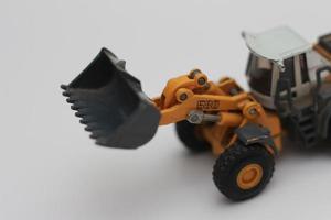 uma fechar acima do miniatura laranja roda carregador brinquedo foto