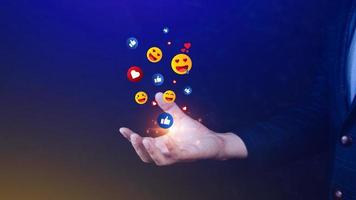 social meios de comunicação e conectados digital conceito, homem de negocios usando enviando emojis com social meios de comunicação. pessoas usando e digital conectados marketing conceitos foto