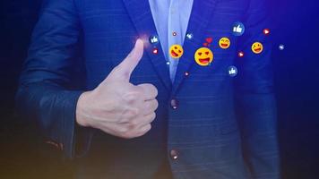 social meios de comunicação e conectados digital conceito, homem de negocios usando enviando emojis com social meios de comunicação. pessoas usando e digital conectados marketing conceitos foto
