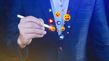 social meios de comunicação e conectados digital conceito, homem de negocios usando enviando emojis com social meios de comunicação. pessoas usando e digital conectados marketing conceitos foto