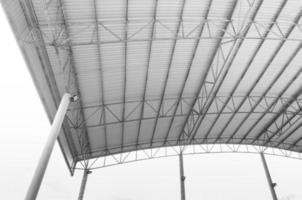 detalhe do telhado da estrutura de aço, fábrica de armazéns vazios internos, detalhe da estrutura de aço da linha curva da construção do telhado de metal foto