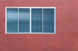 moderno vidro janela em a tijolo parede, cobertor janela quadro, Armação foto