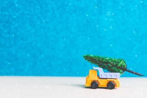 árvore de natal em um carro em miniatura, conceito de celebração da temporada de natal foto