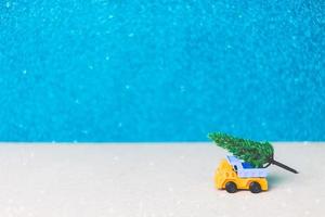 árvore de natal em um carro em miniatura, conceito de celebração da temporada de natal foto