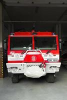 prostejov, república checa 2017- caminhão bombeiro vermelho estacionado na garagem aberta do corpo de bombeiros checo