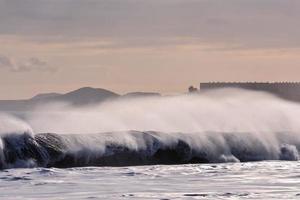 enormes ondas do mar foto