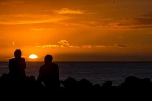 pôr do sol sobre o mar foto