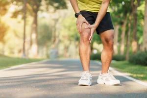 jovem adulto masculino com músculo dor durante correndo. corredor ter joelho dor vencimento para corredores joelho ou patelofemoral dor síndrome, osteoartrite e patelar tendinite. Esportes lesões e médico conceito foto