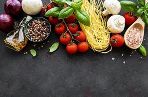 dieta mediterrânea saudável, ingredientes para refeição italiana em fundo preto