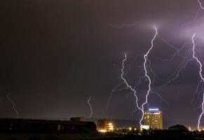 tempestade sobre Varna, Bulgária, com surpreendente pisca do relâmpago e pisca foto