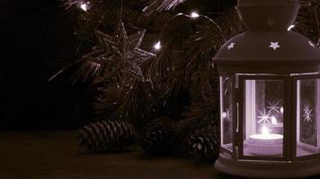 branco lanterna com uma queimando vela. pinho ramo e borrado luzes em fundo. noite Sombrio cenário. Natal mistério humor. foto