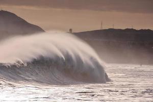 enormes ondas do mar foto