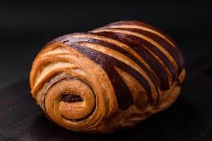 delicioso doce crocantes fresco cozido canela pão foto