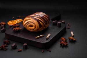 delicioso doce crocantes fresco cozido canela pão foto