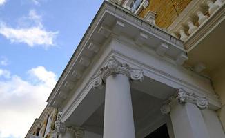 clássico arquitetônico coluna. detalhes do arquitetura do histórico construção. elemento do exterior construção com colunas e reboco moldagem em teto do arquitetônico estrutura dentro Londres, Reino Unido. foto