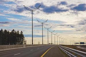 Visão do rodovia asfalto estrada indo para dentro a distância foto