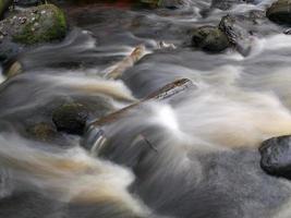 rochoso rio, velozes fluxo do água grandes exposição foto