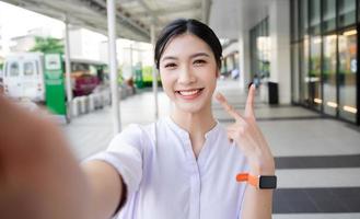 feliz sorridente jovem mulher em a rua foto