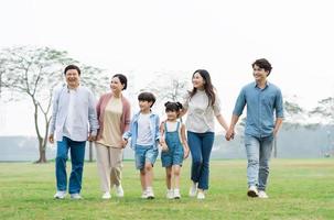 ásia família foto caminhando juntos dentro a parque