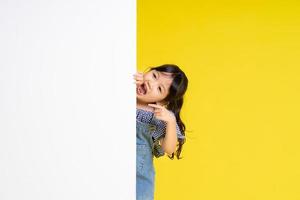 lindo retrato de menina asiática, isolado em fundo amarelo foto