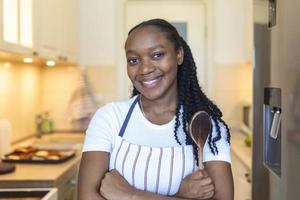 jovem africano mulher é falando selfie dentro a cozinha foto