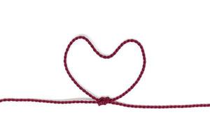 nó em forma de coração em uma corda em um fundo branco foto