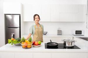 retrato do uma dona de casa dentro a cozinha às casa foto