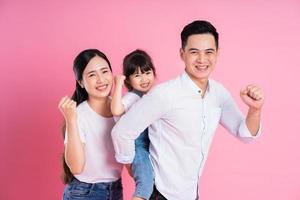 imagem de jovem família asiática isolada em fundo rosa foto