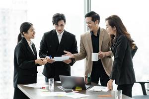 imagem do uma grupo do ásia empresários trabalhando juntos às a companhia foto