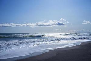 vista do mar de uma praia e corpo de água com céu azul nublado em Kamchatka, Rússia foto