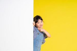 lindo retrato de menina asiática, isolado em fundo amarelo foto