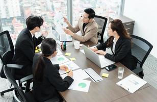 imagem do uma grupo do ásia empresários trabalhando juntos às a companhia foto