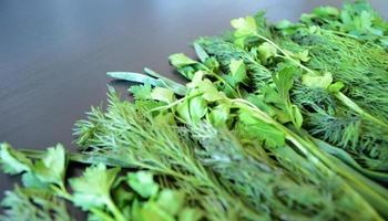 uma foto do vegetação contra uma Sombrio madeira fundo, saudável comida, galhos do plantas, uma de madeira mesa