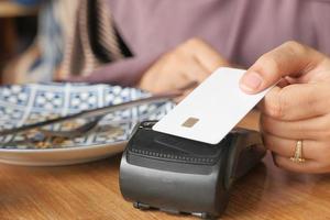 conceito de pagamento sem contato com cartão de crédito