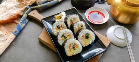 kimbap ou gimbap é coreano lista gimbap, quimbob fez a partir de cozido no vapor branco arroz bap e vários de outros ingredientes, isto Comida a partir de sul Coréia foto