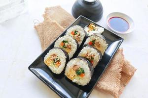 kimbap ou gimbap é coreano lista gimbap, quimbob fez a partir de cozido no vapor branco arroz bap e vários de outros ingredientes, isto Comida a partir de sul Coréia foto