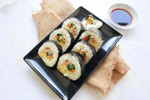 kimbap ou gimbap é coreano lista gimbap, quimbob fez a partir de cozido no vapor branco arroz bap e vários de outros ingredientes, isto Comida a partir de sul Coréia foto