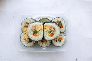 kimbap ou gimbap é coreano lista gimbap, quimbob fez a partir de cozido no vapor branco arroz bap e vários de outros ingredientes, isto Comida a partir de sul Coréia foto