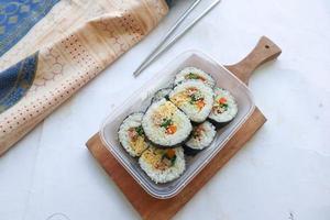 kimbap ou gimbap é coreano lista gimbap, quimbob fez a partir de cozido no vapor branco arroz bap e vários de outros ingredientes, isto Comida a partir de sul Coréia foto