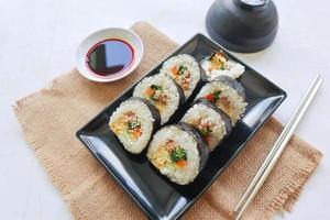 kimbap ou gimbap é coreano lista gimbap, quimbob fez a partir de cozido no vapor branco arroz bap e vários de outros ingredientes, isto Comida a partir de sul Coréia foto