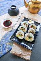 kimbap ou gimbap é coreano lista gimbap, quimbob fez a partir de cozido no vapor branco arroz bap e vários de outros ingredientes, isto Comida a partir de sul Coréia foto