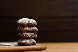 biscoitos de chocolate na tábua de madeira foto